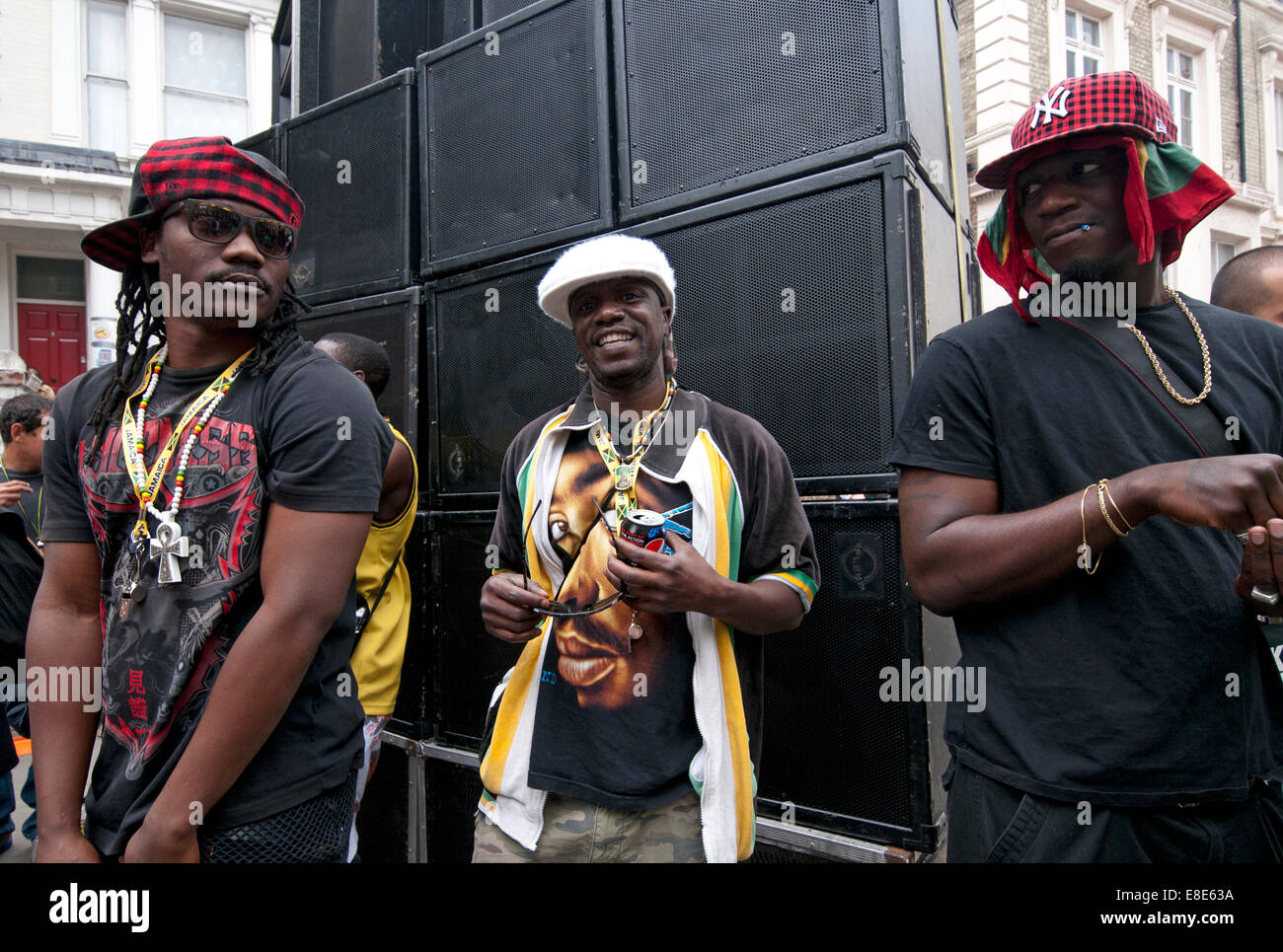 Altoparlanti di grandi dimensioni e sistemi audio di riproduzione di musica in strade laterali annuale al carnevale di Notting Hill a Londra 2014 Foto Stock