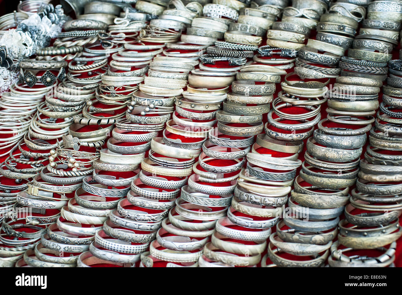 Sacco di souvenir economici schiave al mercato asiatico. Laos Foto Stock