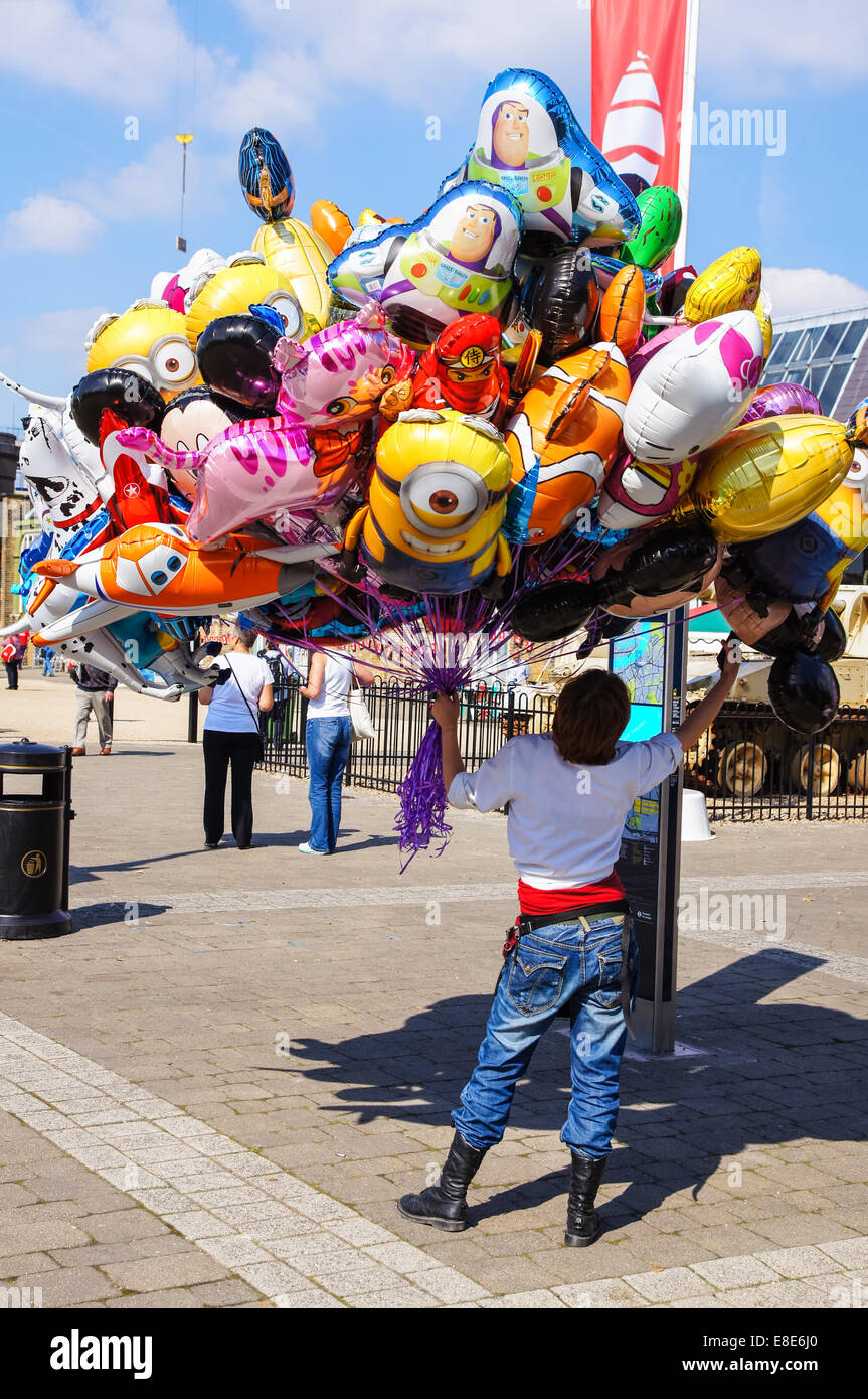 Un venditore di palloncini vende palloncini di elio a Woolwich, Londra Inghilterra Regno Unito Foto Stock