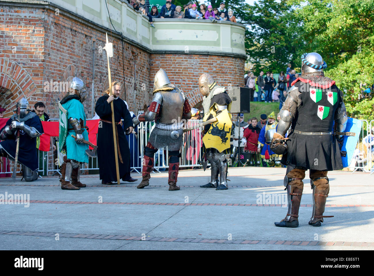 Gli appassionati dei vecchi cavalieri mostrano i loro costumi e le competenze in un duello presso il Centro Culturale "castello" - Lesnica a Wroclaw in Polonia Foto Stock