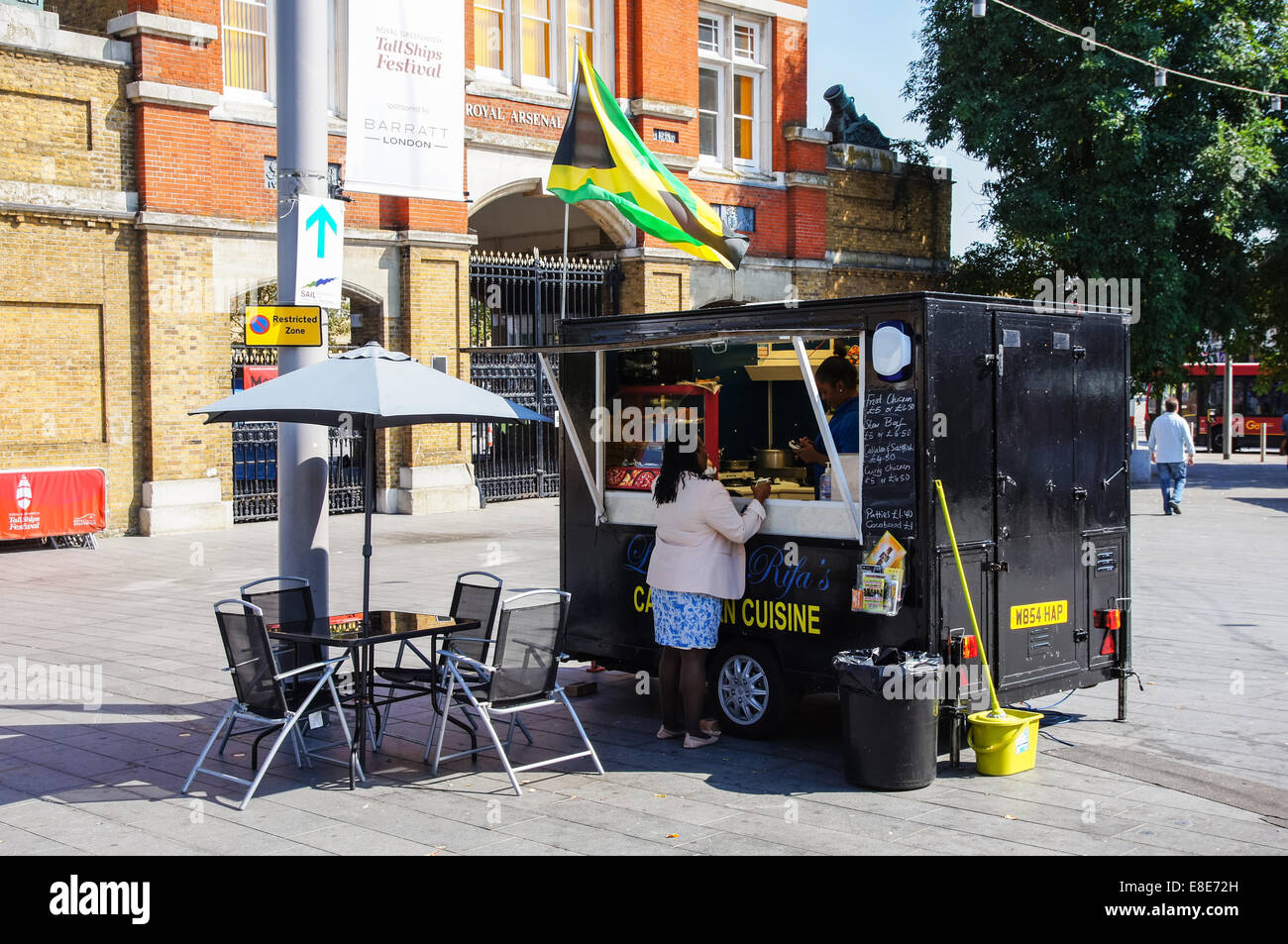 Cibo caraibico stand al mercato di Woolwich Londra Inghilterra Regno Unito Regno Unito Foto Stock