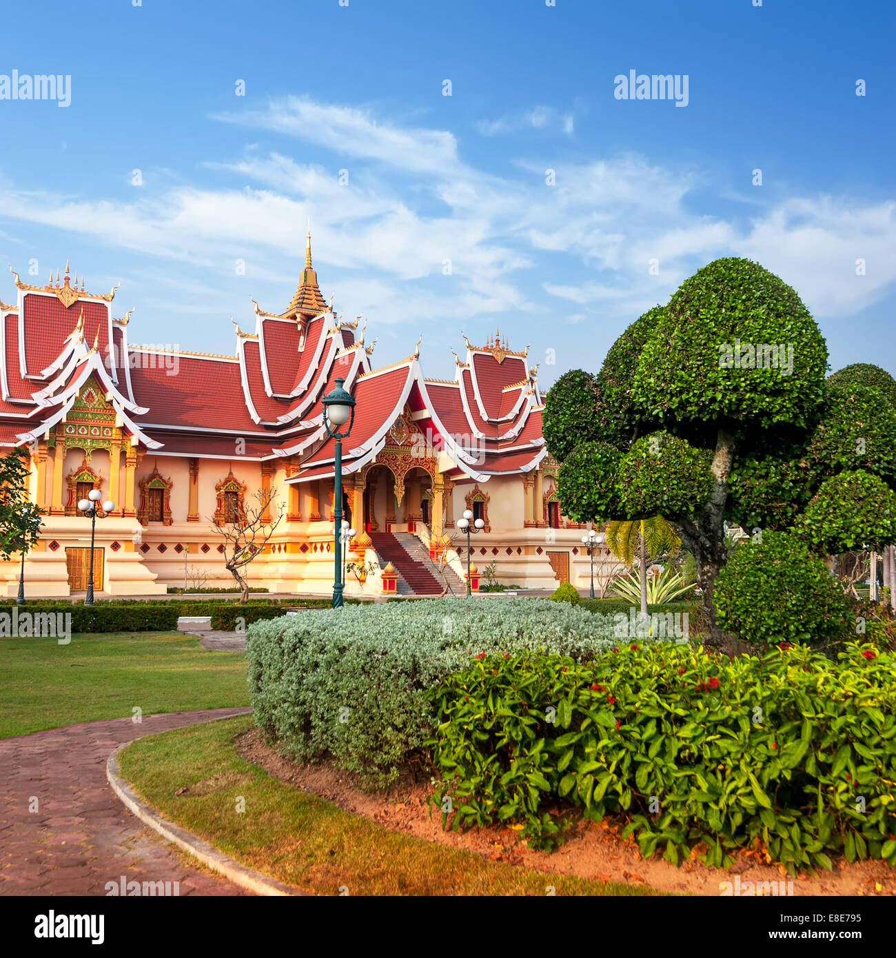 Architettura asiatica. Il parco all'aperto con la società buddista Hall a Pha That Luang complesso. Vientiane, Laos, viaggio paesaggio e de Foto Stock