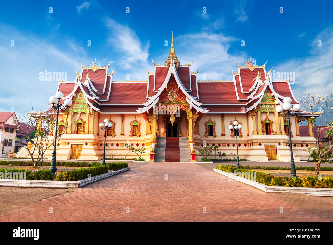 Architettura asiatica. Il parco all'aperto con la società buddista Hall a Pha That Luang complesso. Vientiane, Laos, viaggio paesaggio e de Foto Stock