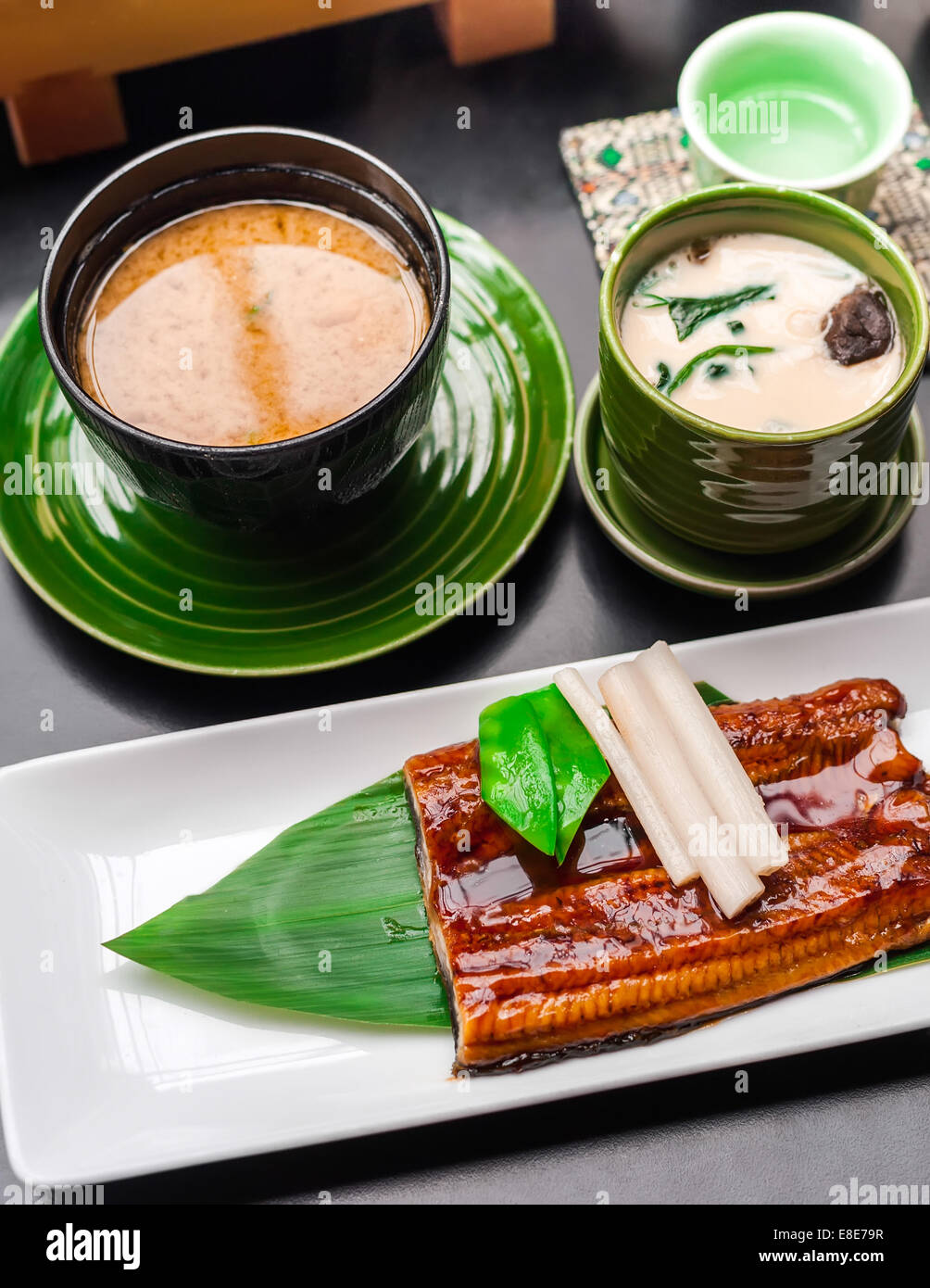 Qualità Premium anguilla alla brace, zuppa di miso e sake servita nel ristorante giapponese. Cibo asiatico sfondo Foto Stock
