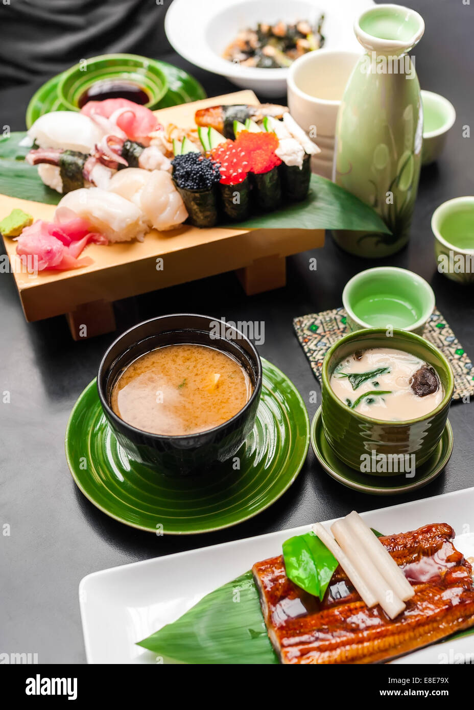 Qualità Premium anguilla alla brace, zuppa di miso, sake e rotoli di sushi servita nel ristorante giapponese. Cibo asiatico sfondo Foto Stock