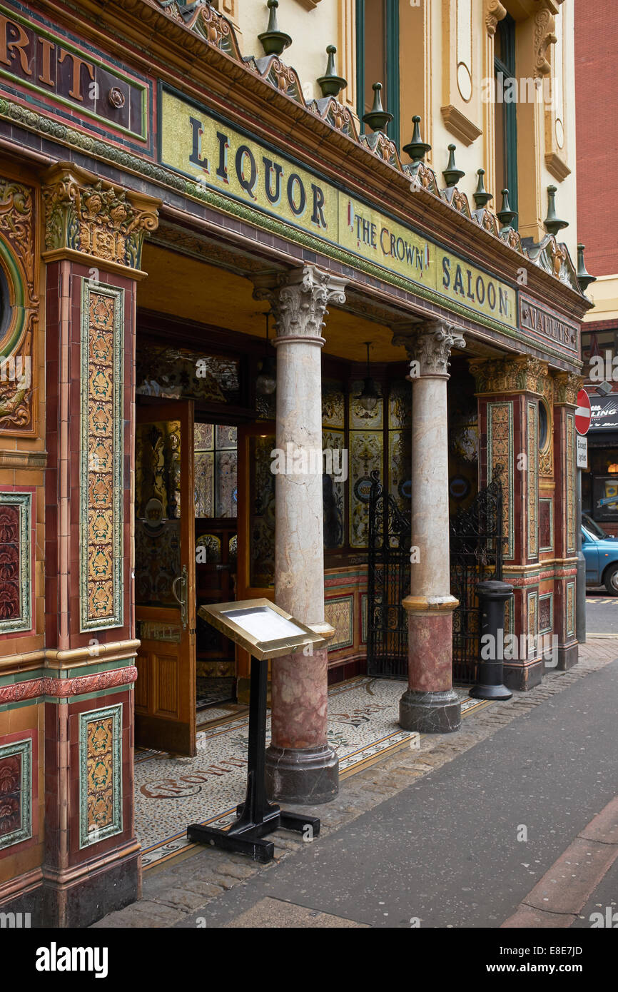 Esterno decorativo del Crown Liquor Saloon in Belfast City Centre Foto Stock