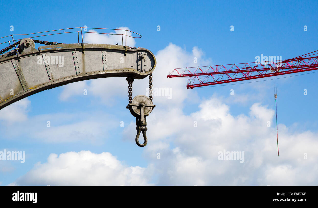 Il vapore Fairbairn gru su Bristol's Floating Harbour con moderne gru a torre in distanza Foto Stock