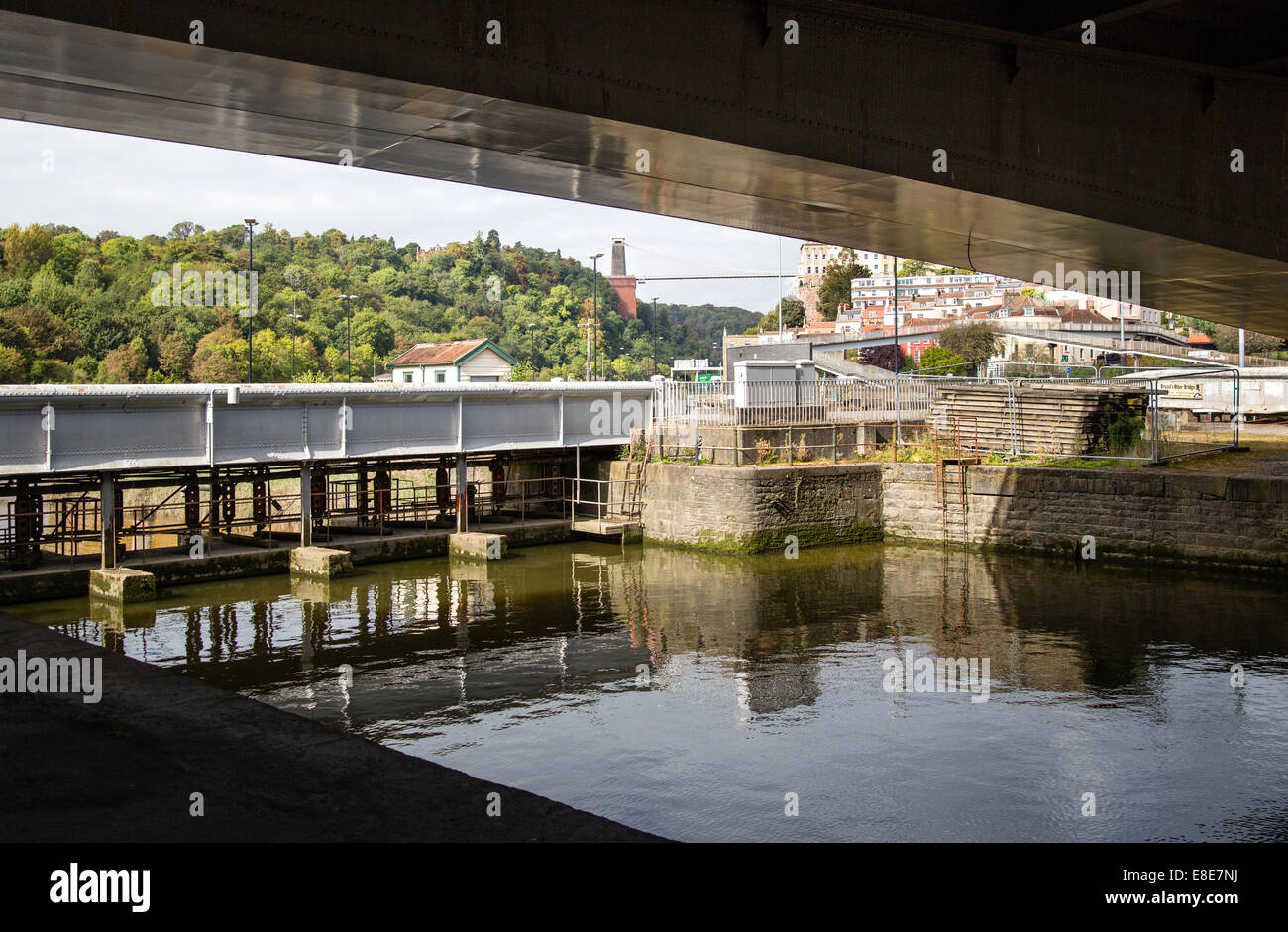 Vista di lontano il ponte sospeso di Clifton da sotto il ponte girevole su Cumberland Bacinella sul porto di galleggiante Bristol Foto Stock