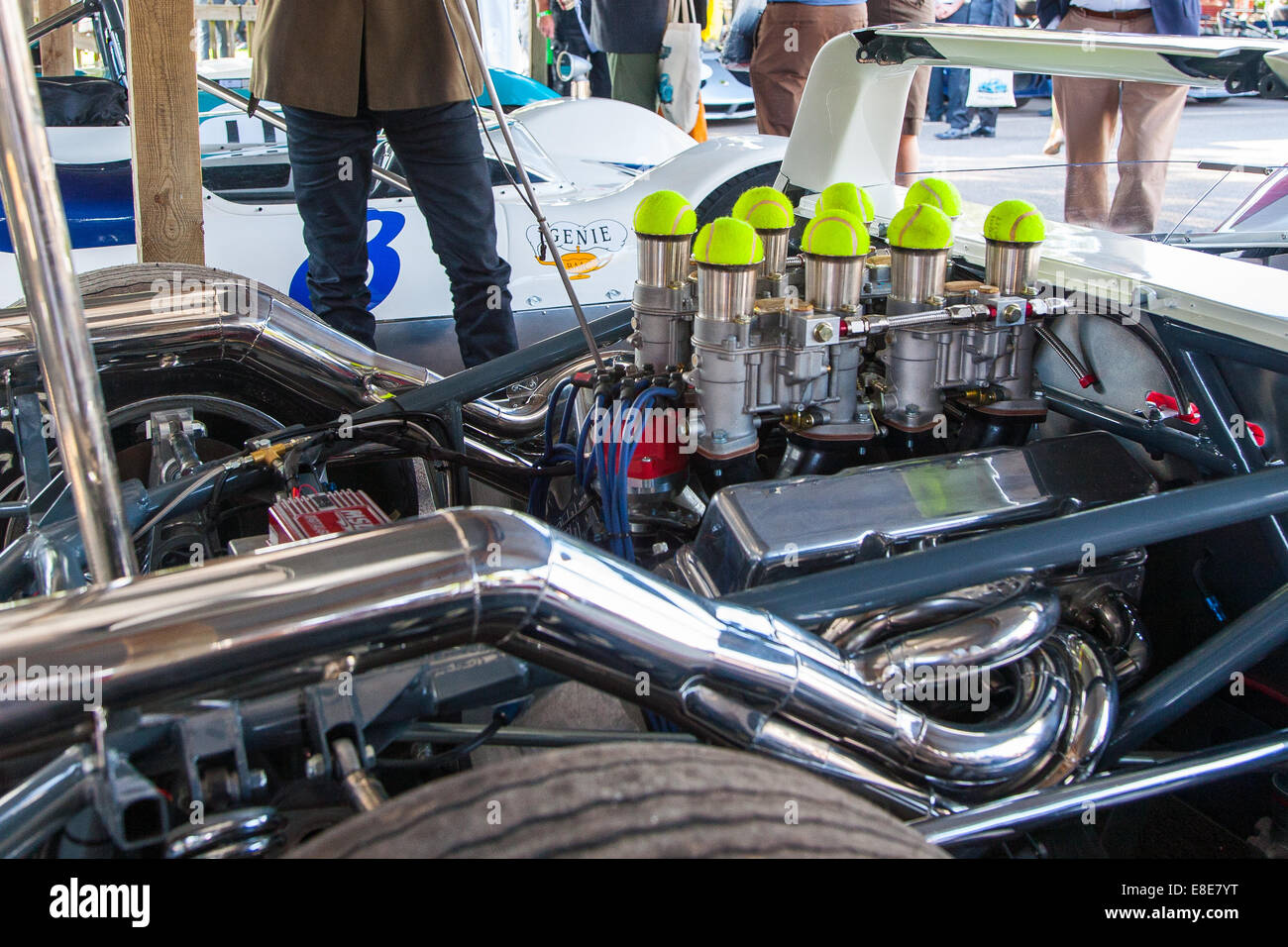 Il verde delle palle da tennis, seduto su un motore da corsa di trombe a Goodwood 2014, West Sussex, Regno Unito Foto Stock