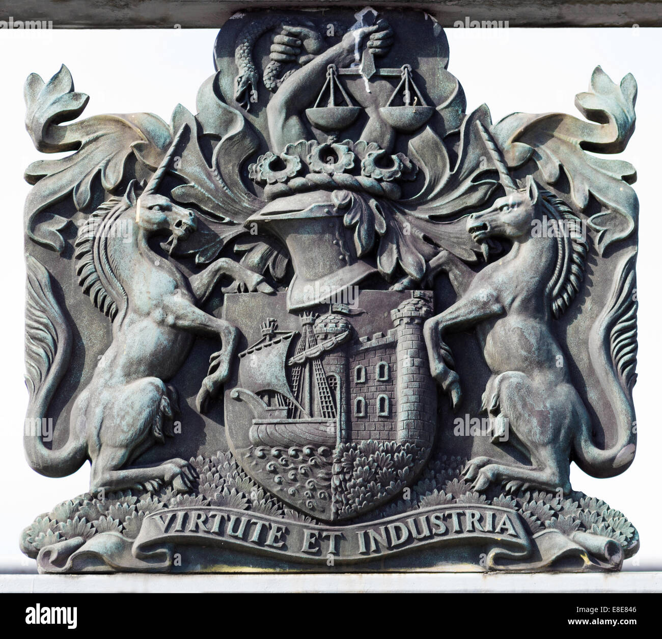 Targa di bronzo di Bristol lo stemma di sul bacino di Cumberland ponte girevole e il suo motto Virtute et Industria Foto Stock