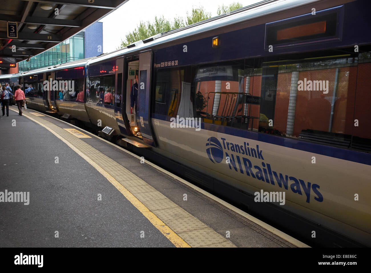 Un Translink NI Ferrovie il treno alla Stazione Centrale di Belfast Irlanda del Nord Regno Unito Foto Stock