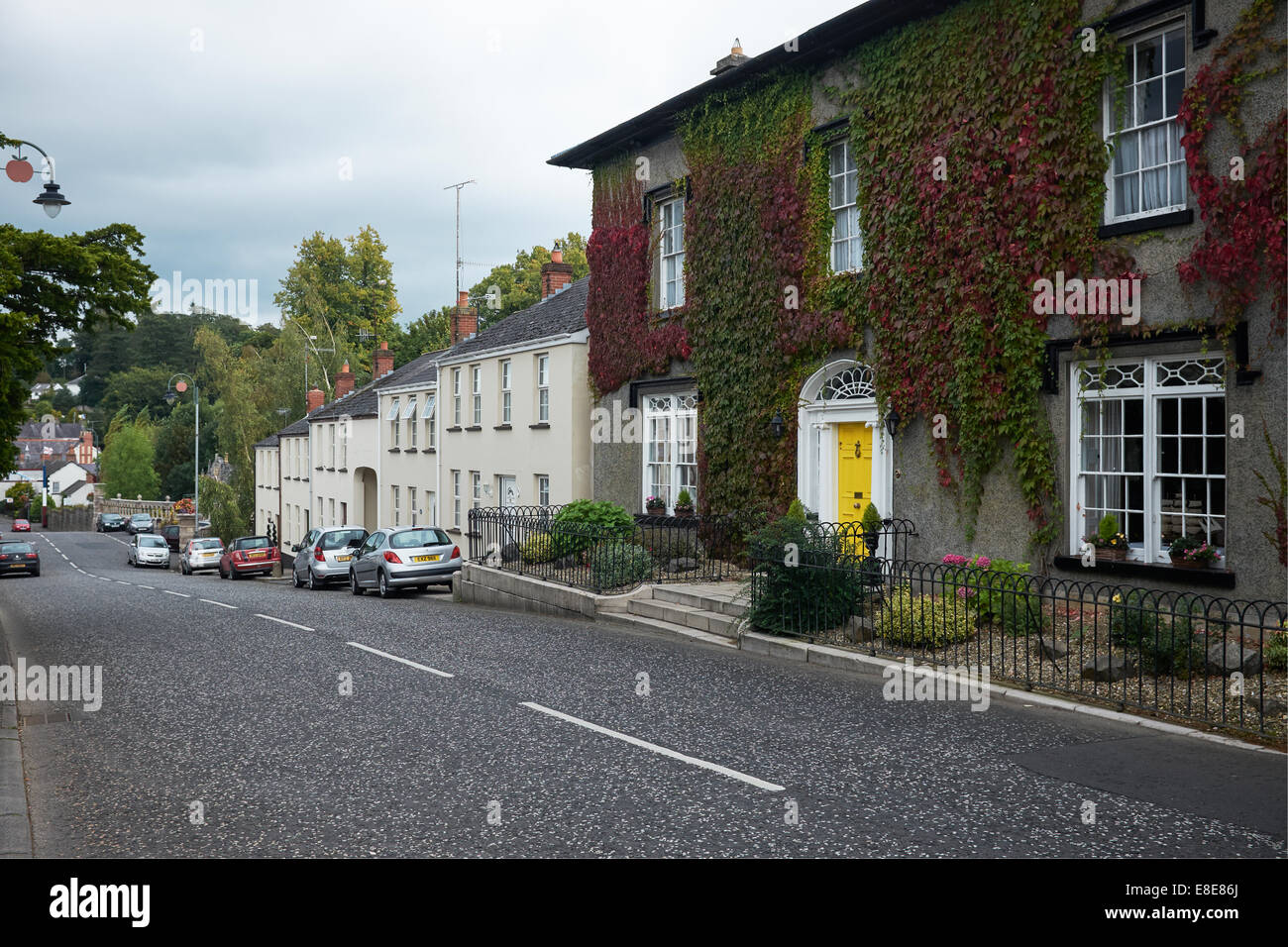 Case a fianco della strada principale che attraversa il villaggio Loughgall nella contea di Armagh nell'Irlanda del Nord Regno Unito Foto Stock