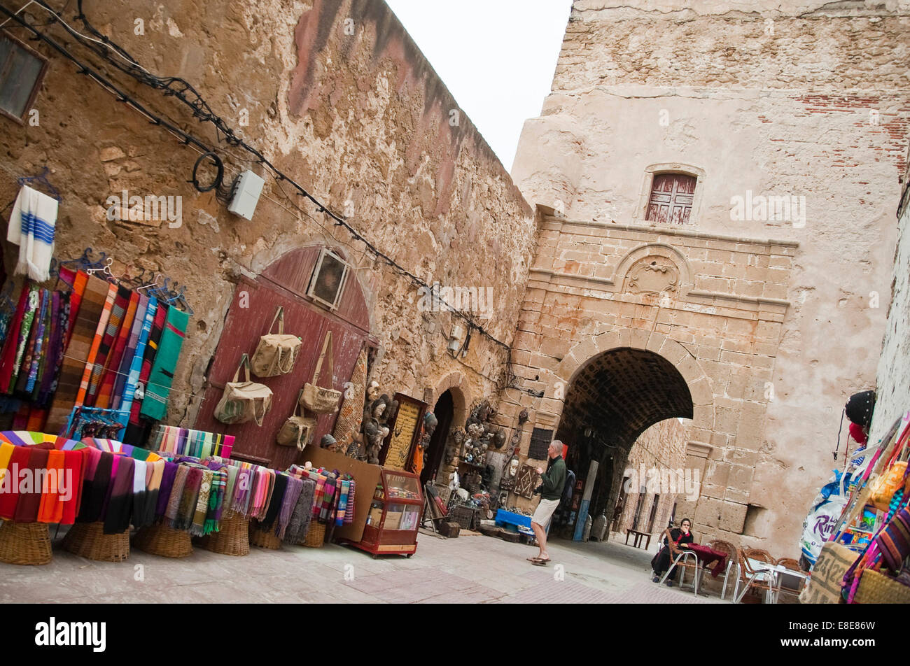 Vista orizzontale lungo la Rue de la Skala a Essaouira. Foto Stock