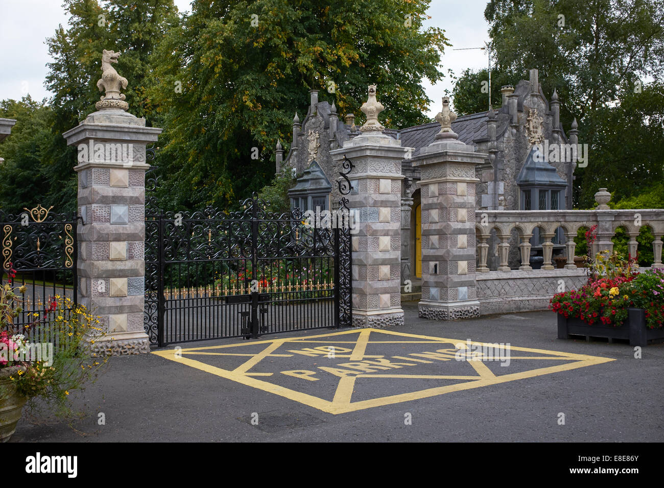 Ornati in cancelli di ingresso per il Loughgall Manor Estate nel villaggio di Loughgall nella contea di Armagh nell'Irlanda del Nord Regno Unito Foto Stock