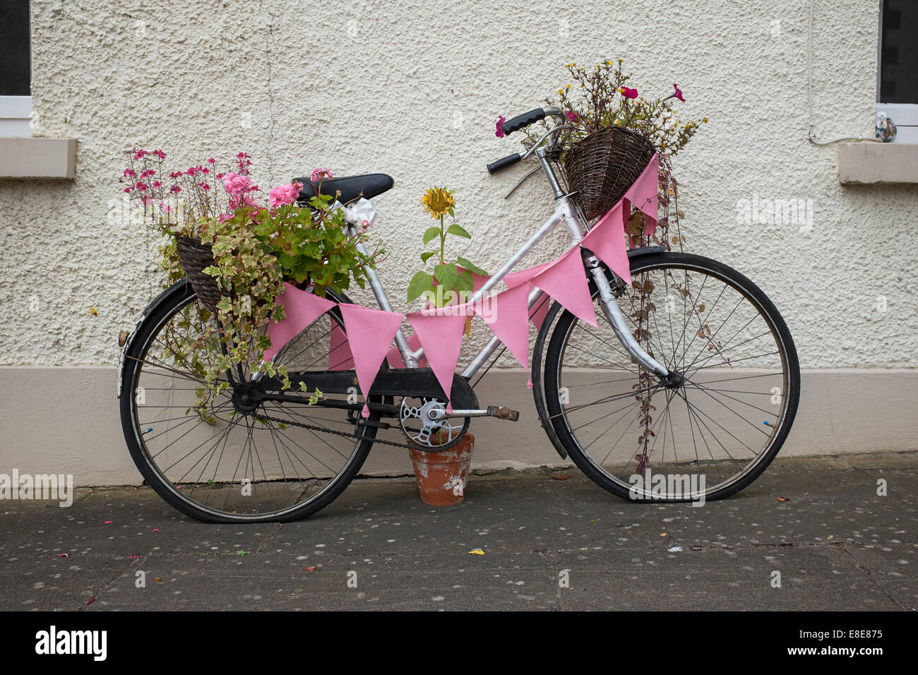 Decorate una bicicletta nel villaggio di Loughgall nella contea di Armagh nell'Irlanda del Nord Regno Unito Foto Stock