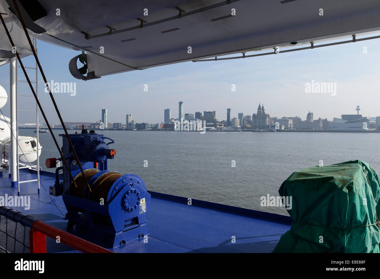 Il Liverpool skyline della città vista dal ponte di una nave traghetto Foto Stock