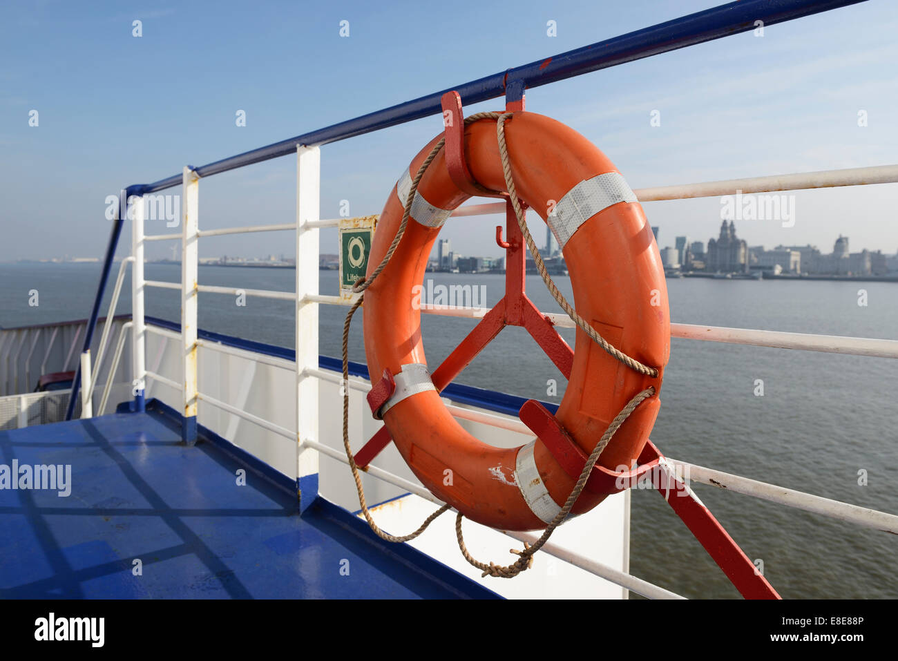 Un anello di vita sul ponte di Stena Line mare irlandese traghetto sul fiume Mersey Foto Stock