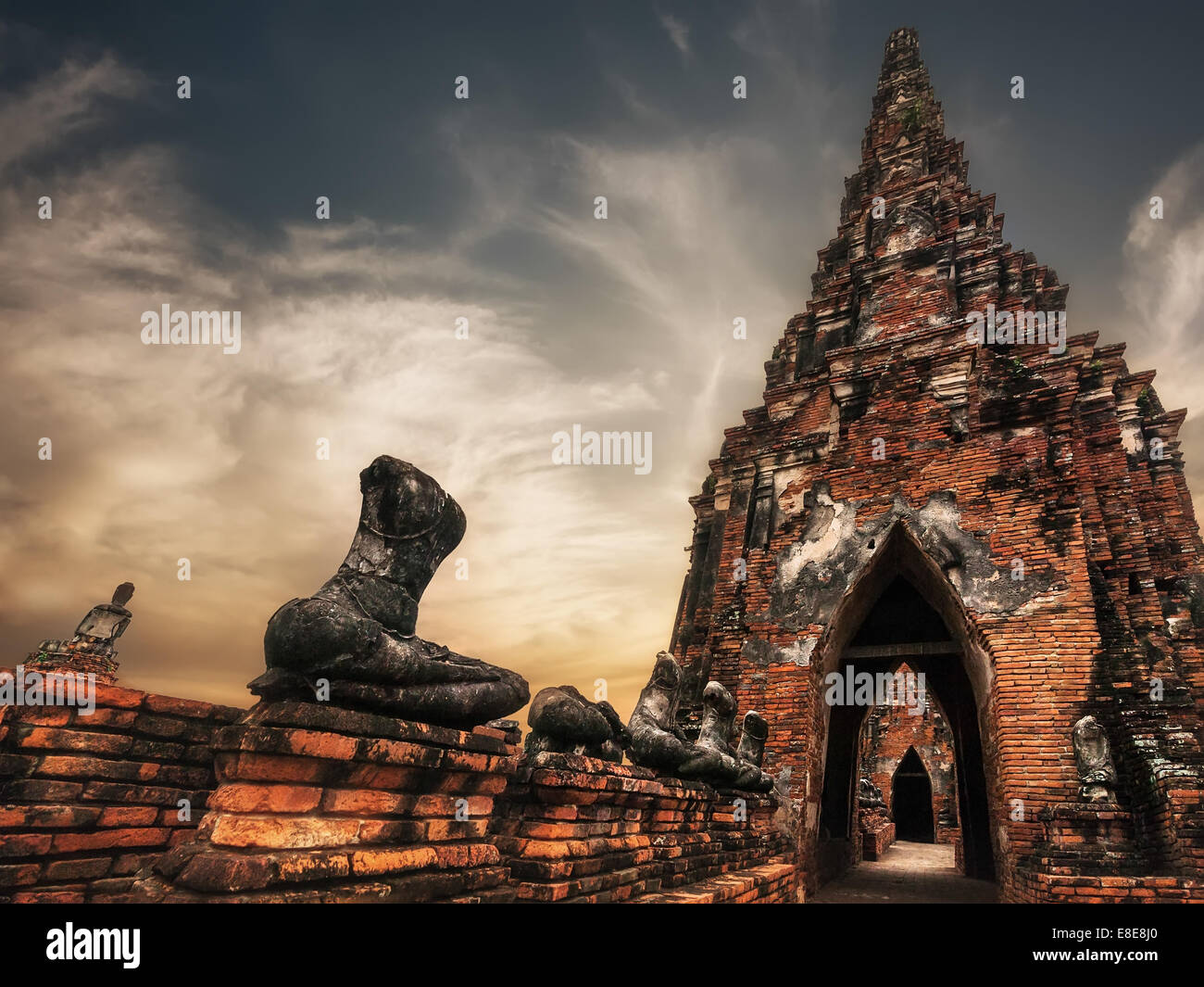 Asia architettura religiosa. Antica pagoda buddista rovine a Chai Watthanaram tempio sotto il cielo al tramonto. Ayutthaya, Thailandia t.r.a. Foto Stock
