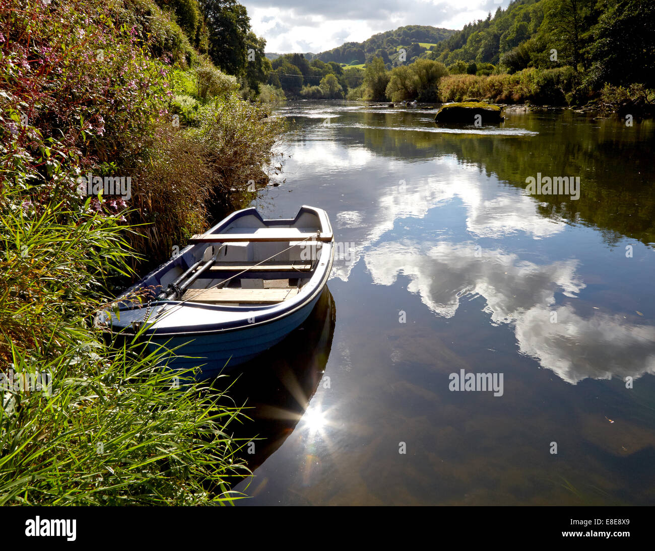 Barca sulla banca del fiume Wye in Monmouthshire Wales UK Foto Stock