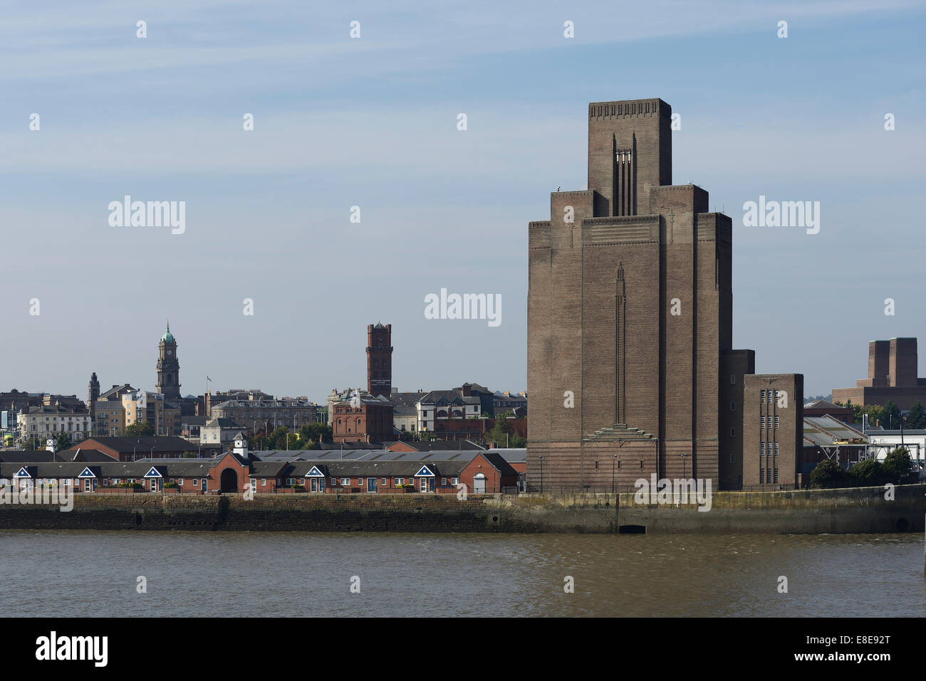 Woodside stazione di ventilazione per il Queensway tunnel stradale sulle rive del fiume Mersey Birkenhead Wirral REGNO UNITO Foto Stock