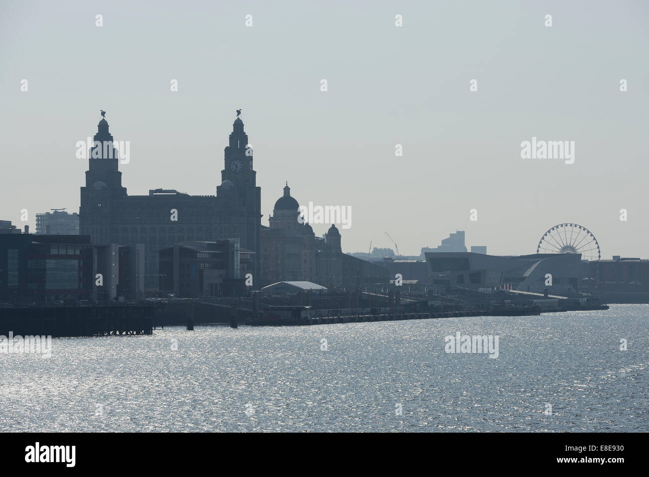 Il Liver Building e Liverpool waterfront skyline in silhouette Foto Stock