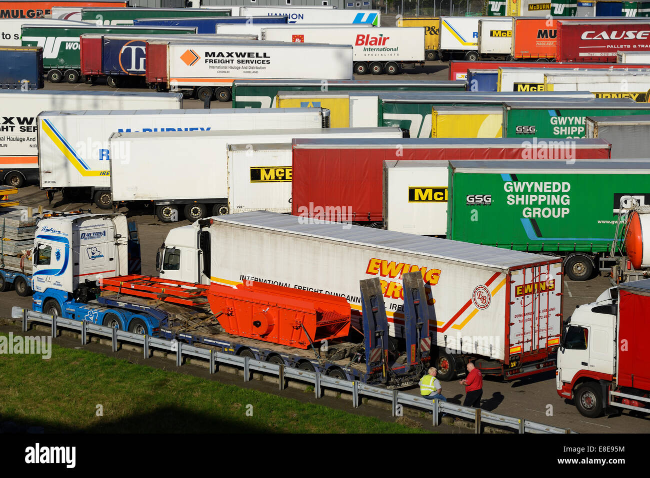 I rimorchi di trasporto merci in attesa di caricamento a Belfast Docks Irlanda del Nord Regno Unito Foto Stock