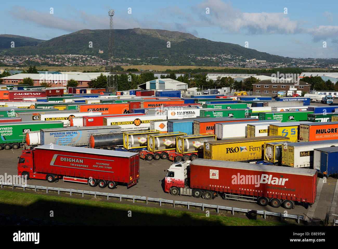 I rimorchi di trasporto merci in attesa di caricamento a Belfast Docks Irlanda del Nord Regno Unito Foto Stock