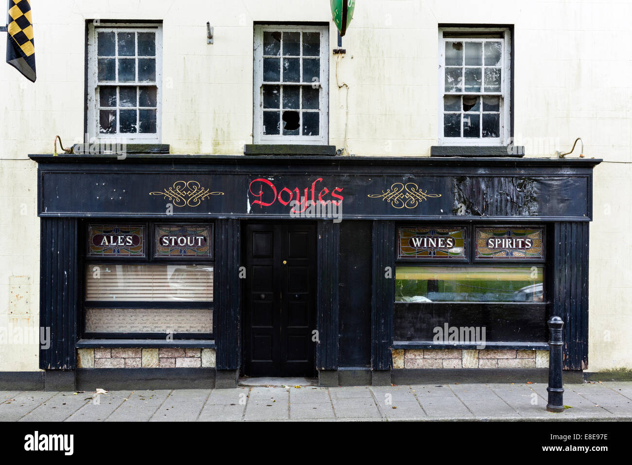 Un chiuso pub di Inistioge, nella Contea di Kilkenny, Repubblica di Irlanda Foto Stock