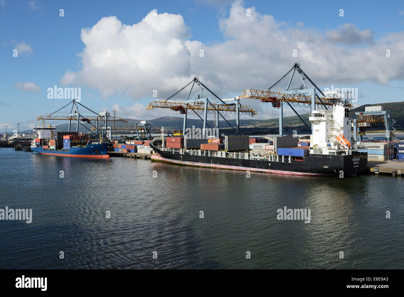 Due navi portacontainer ormeggiata al Porto di Belfast Irlanda del Nord Regno Unito Foto Stock