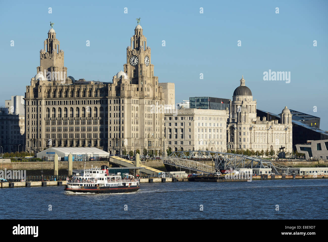 Il Liver Building e tre grazie sul lungomare di Liverpool Foto Stock