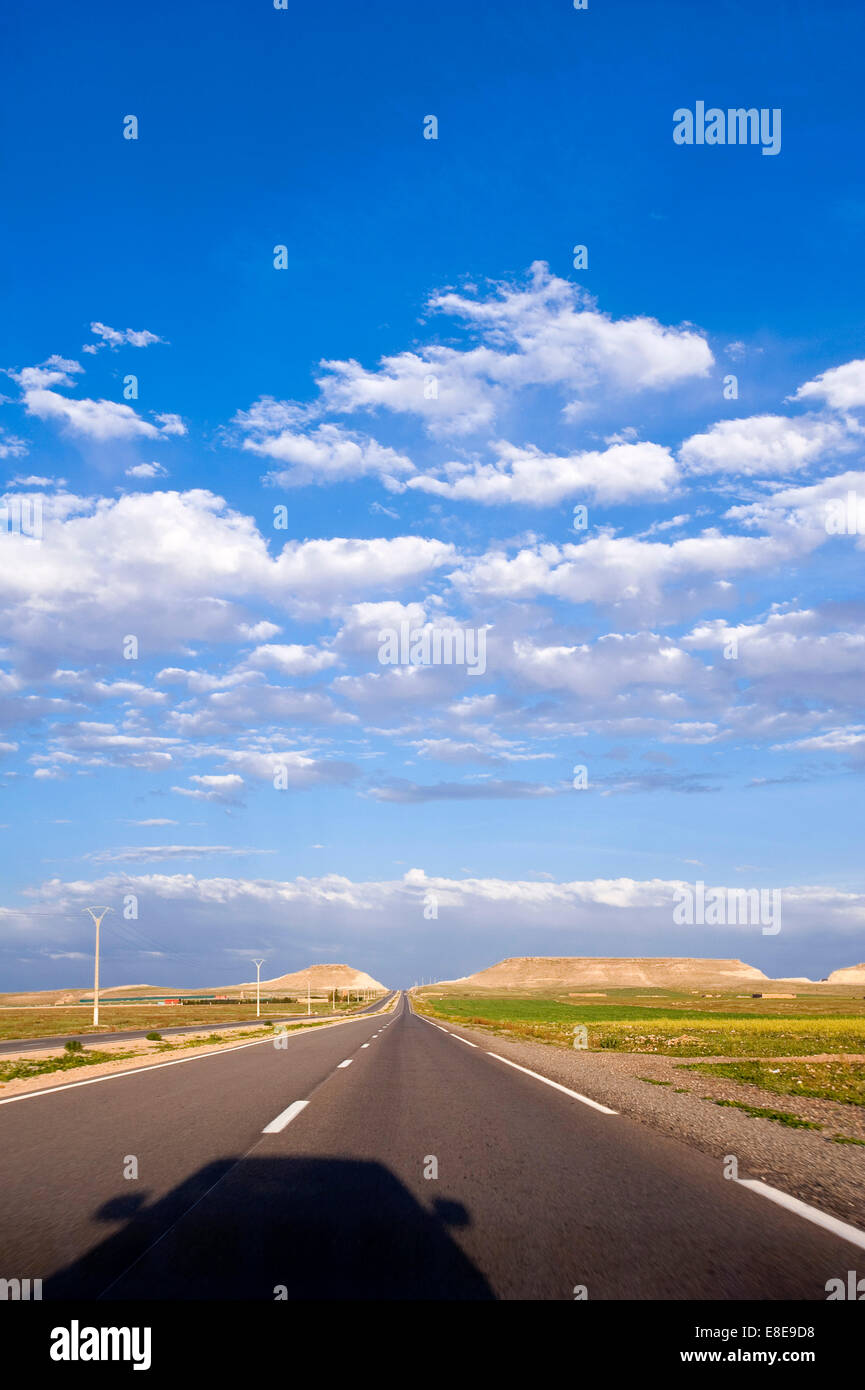 Vista prospettica e in elevazione verticale di una lunga strada diritta in Marocco. Foto Stock