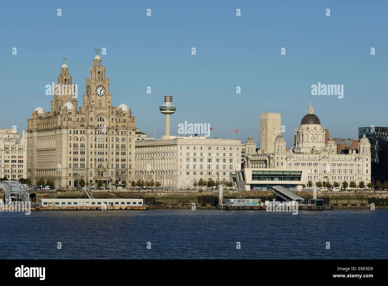 Il Liver Building e tre grazie sul lungomare di Liverpool Foto Stock