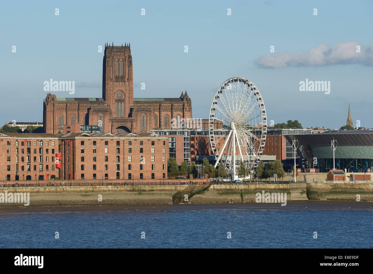 L'Albert Dock Cattedrale Anglicana e la grande ruota in Liverpool Regno Unito Foto Stock