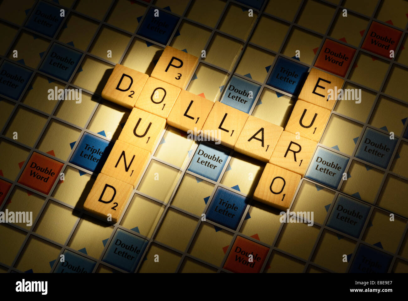 Scheda di Scrabble con le parole Pound Dollar Euro Foto Stock