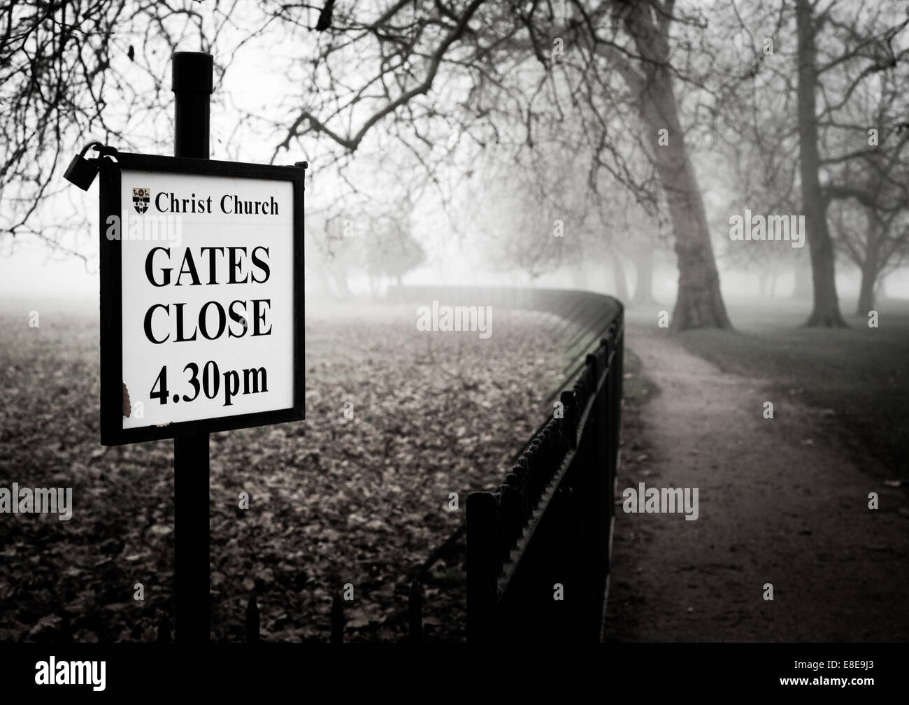Moody, foggy ,autunnale di pic di segno alla Chiesa di Cristo prato, sul lungofiume del Christ Church College di Oxford Foto Stock