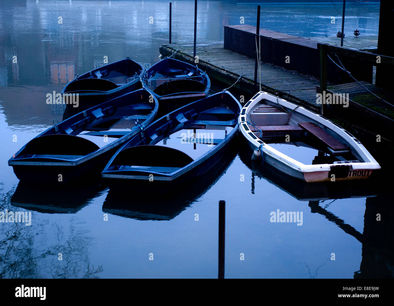 5 barche a remi ormeggiate presso la testa del molo sul fiume nel centro di Oxford, UK i visitatori possono noleggiare barche di ora in ora da qui Foto Stock