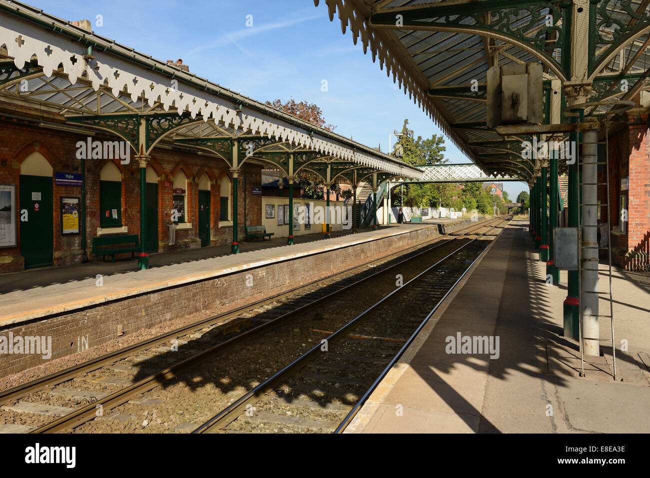 La stazione ferroviaria di piattaforme e tettoia decorativo a Hale Greater Manchester REGNO UNITO Foto Stock
