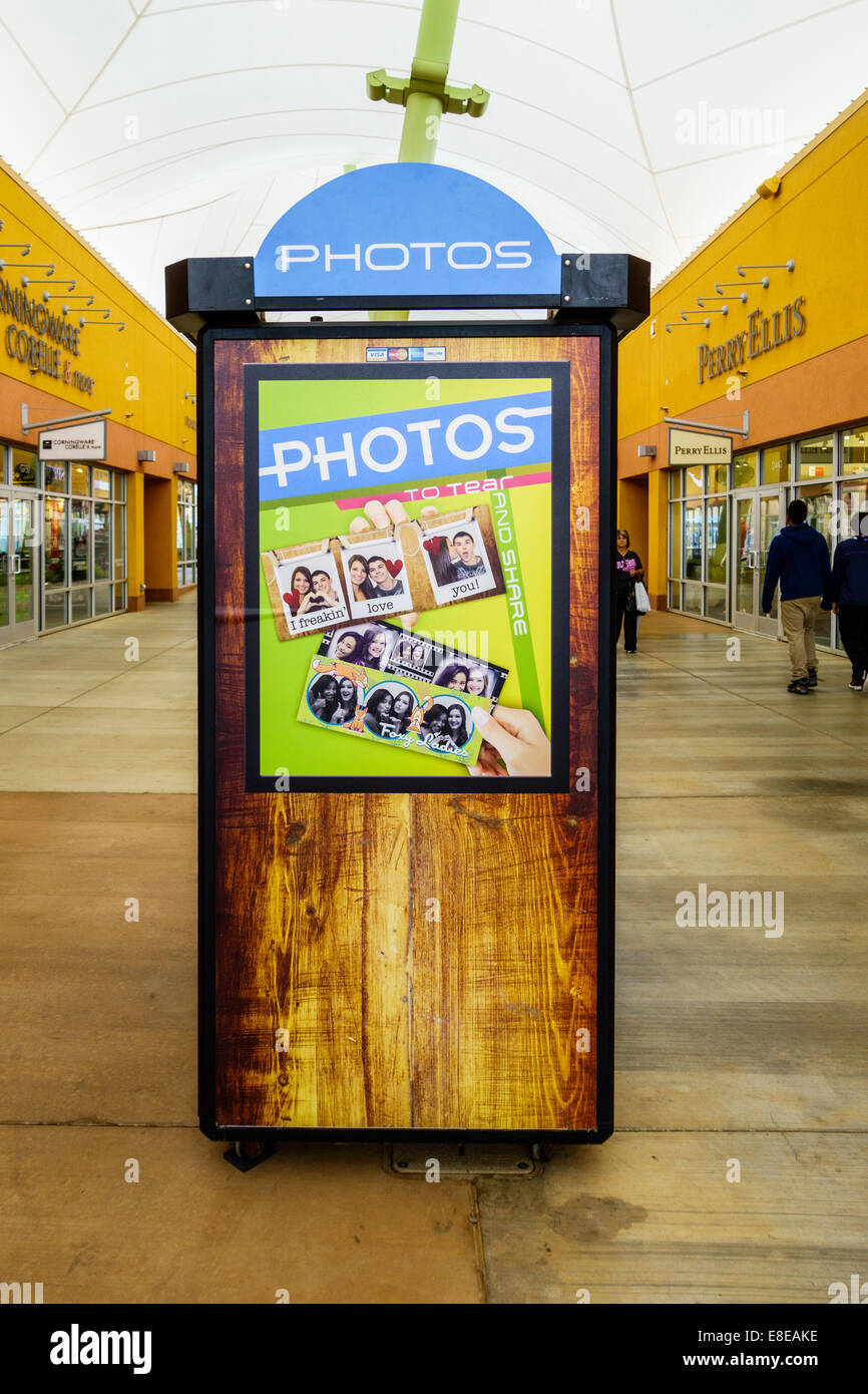 Un Photo Booth chiosco, fornendo foto istantanea, in Outlet Shoppes a Oklahoma City, Oklahoma, Stati Uniti d'America. Foto Stock