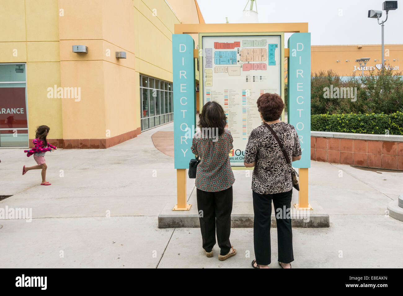 Due donne amanti dello shopping studiare la directory all'Outlet Shoppes a Oklahoma City. Oklahoma,STATI UNITI D'AMERICA. Foto Stock