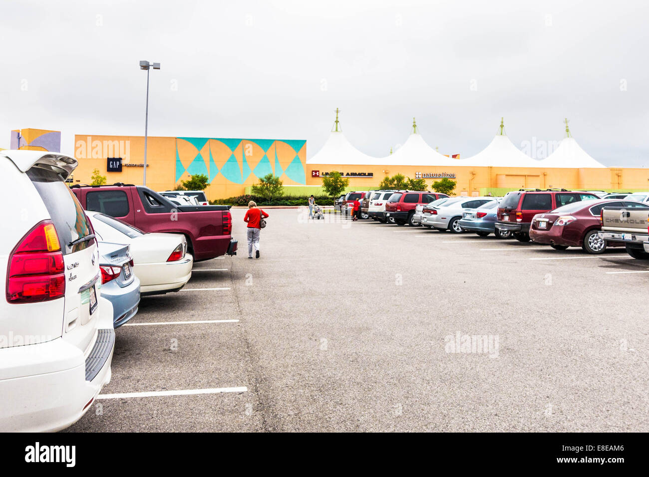 Outlet Shoppes a Oklahoma City, mostrando gli amanti dello shopping e il centro commerciale dal parcheggio nella città di Oklahoma, Oklahoma, Stati Uniti d'America. Foto Stock