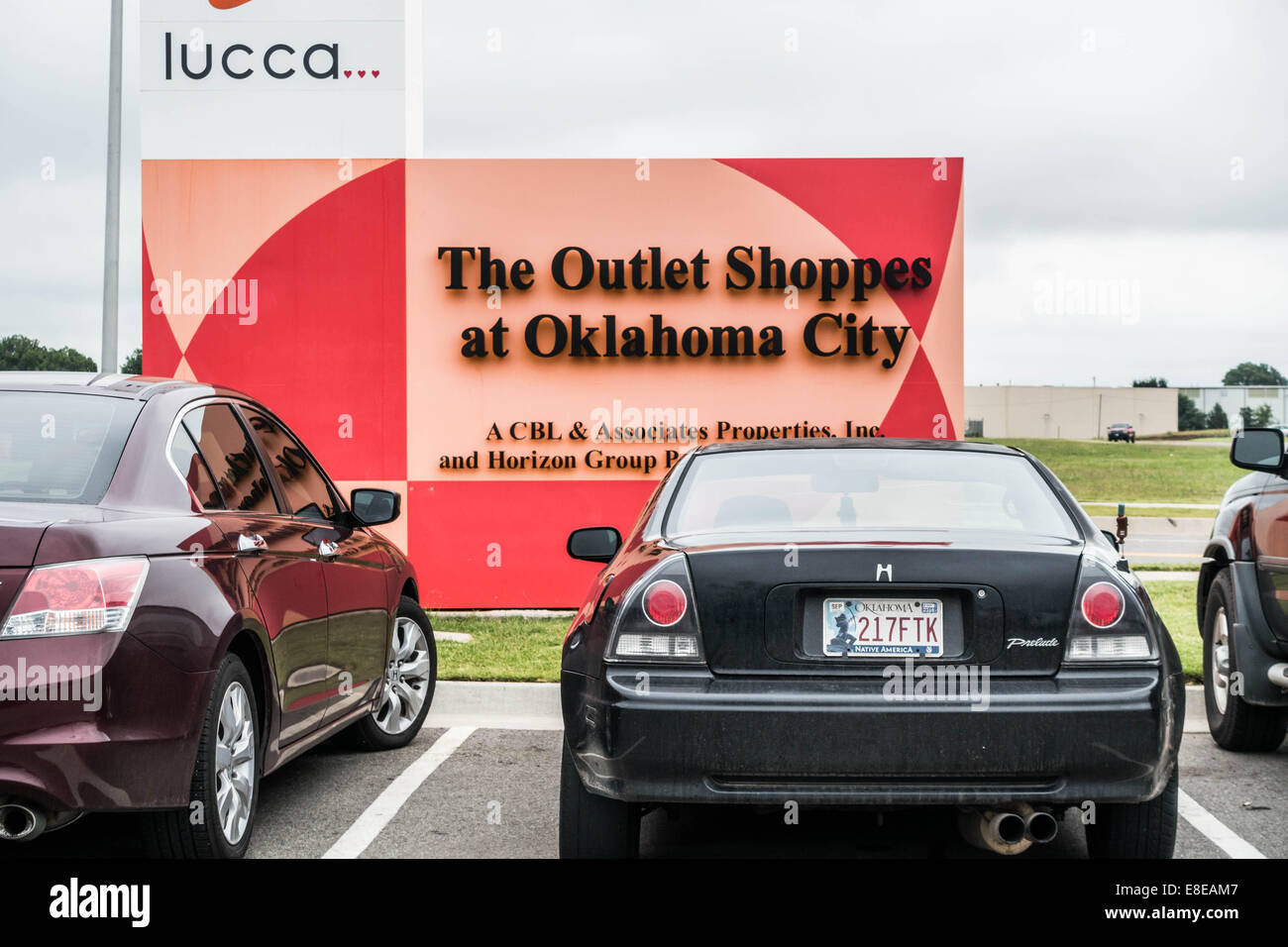 Un segno pubblicità Outlet Shoppes a Oklahoma City, dal parcheggio. Oklahoma, Stati Uniti d'America. Foto Stock