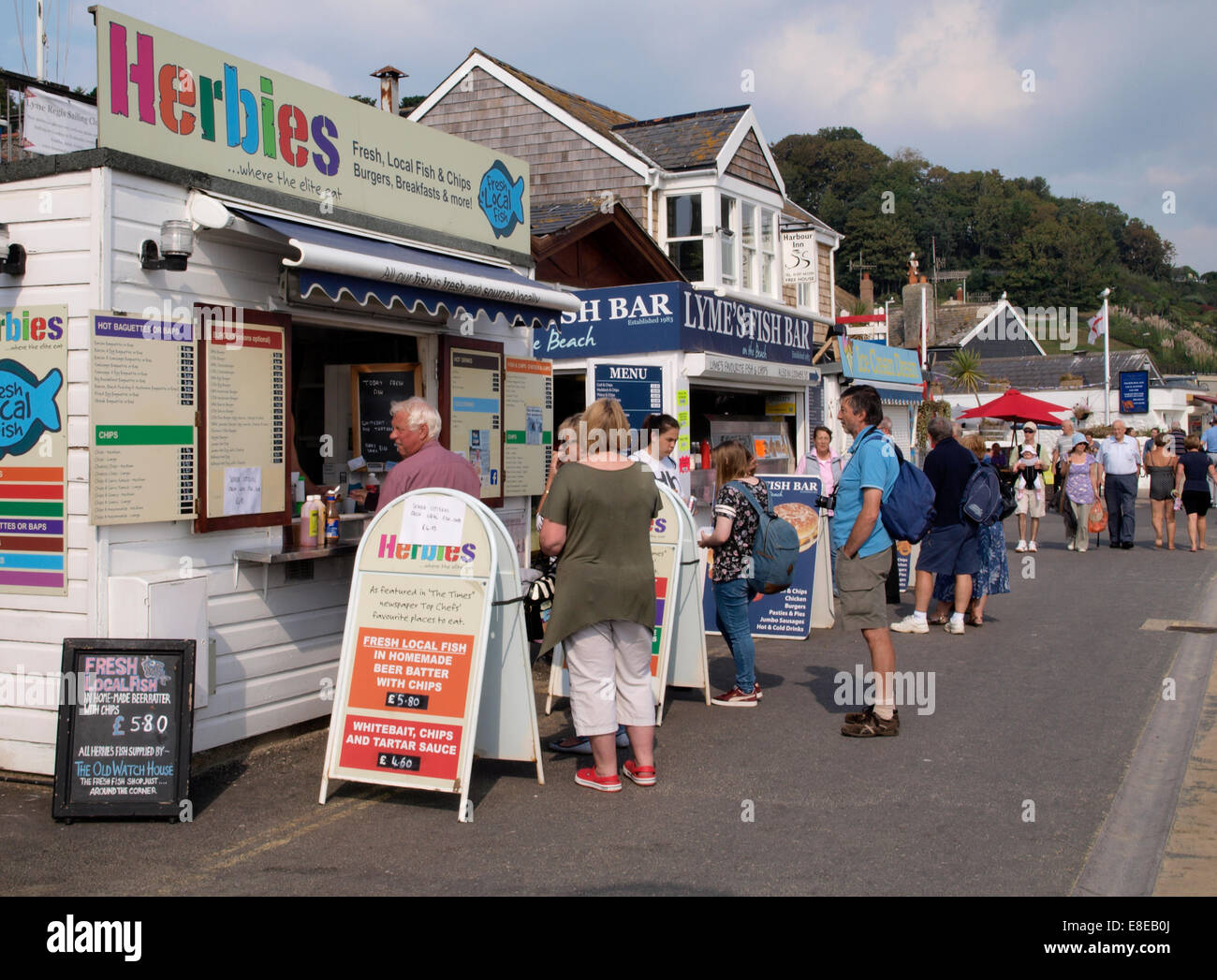Pesce e patatine e chioschi di catering lungo il lungomare, Lyme Regis, Dorset, Regno Unito Foto Stock