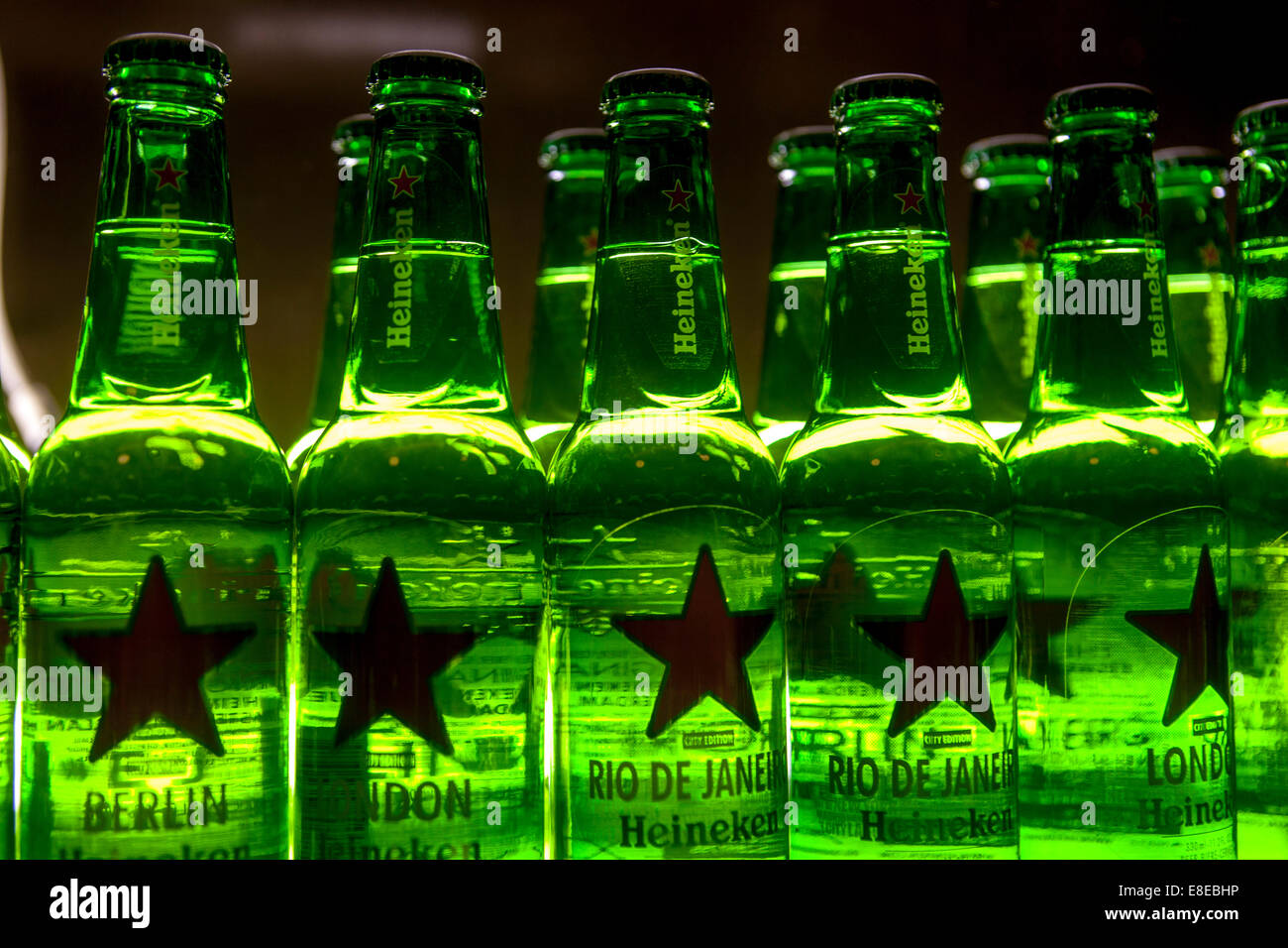 Verde bottiglie di birra Heineken Foto Stock