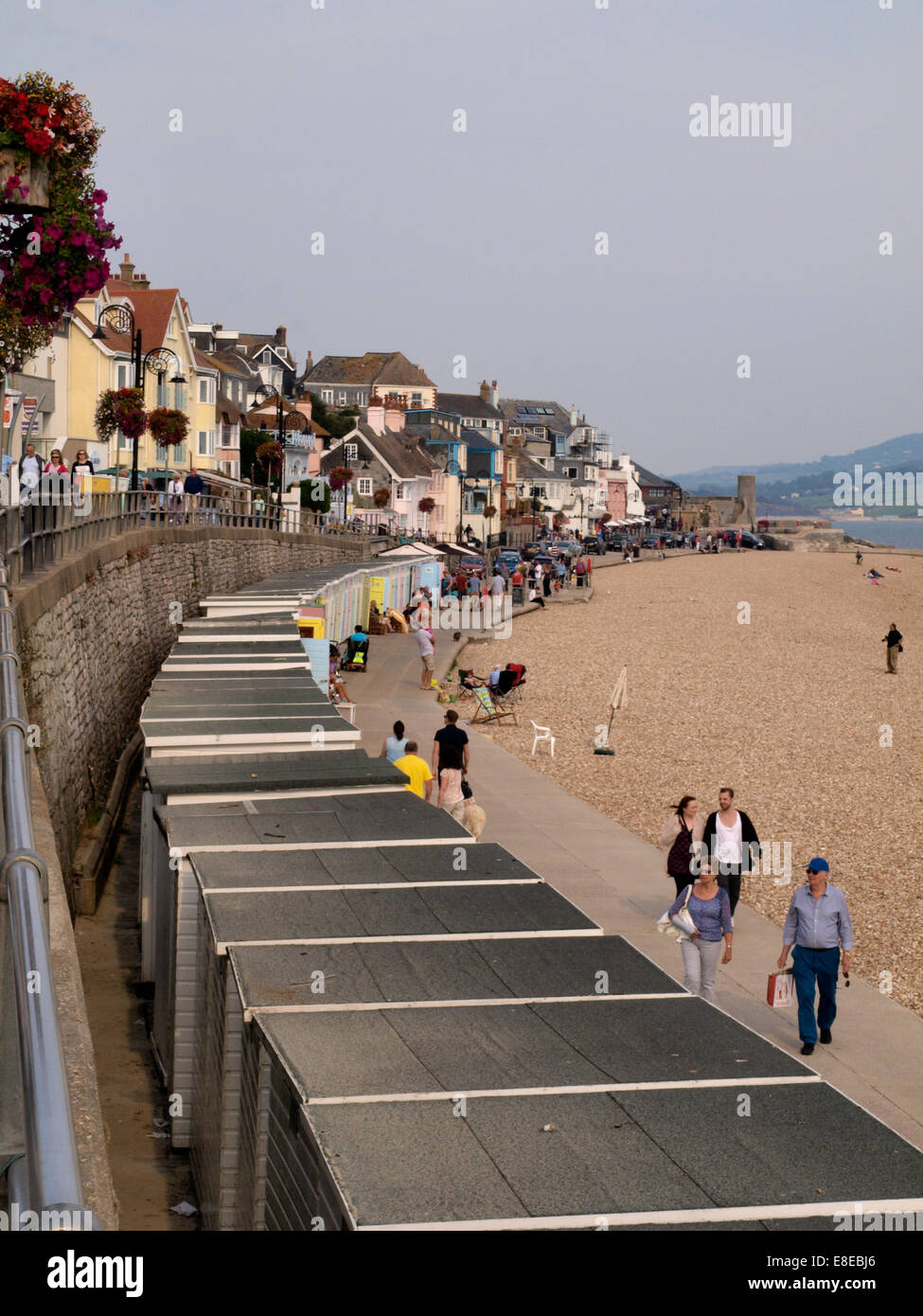 Vista della spiaggia sulla spiaggia di capanne, Lyme Regis, Dorset, Regno Unito Foto Stock