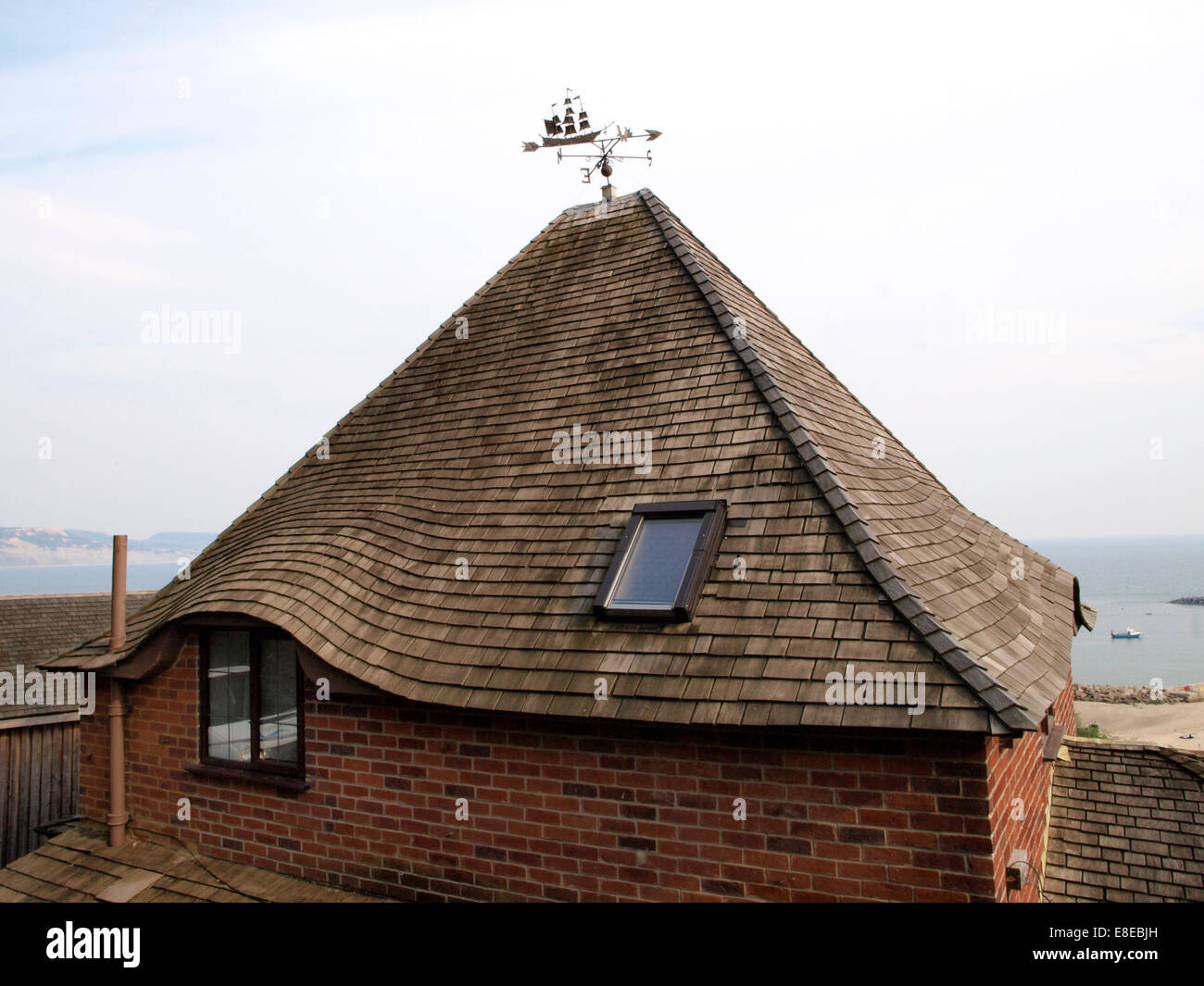 Casa con tetto in legno piastrelle, Lyme Regis, Dorset, Regno Unito Foto Stock