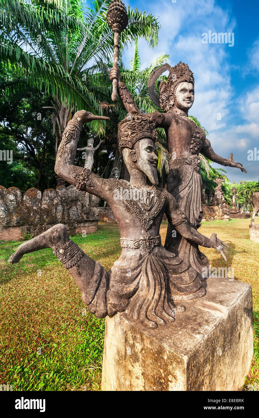 Una vista fantastica della mitologia e statue religiose a Wat Xieng Khuan Buddha park. Vientiane, Laos Foto Stock