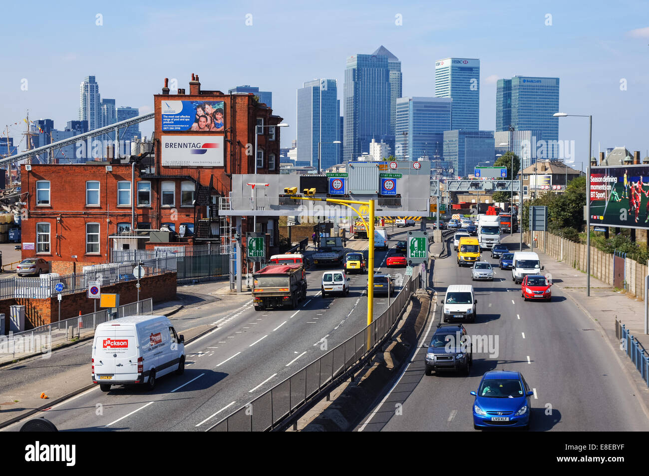 Il traffico su un102 Blackwall Tunnel approccio con Canary Wharf grattacieli in background, Londra England Regno Unito Regno Unito Foto Stock