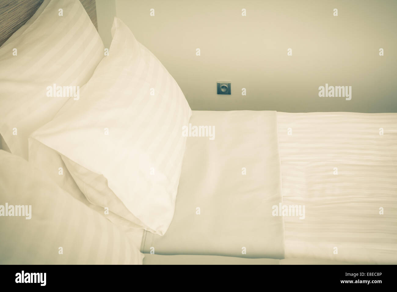 Preparato di fresco letto, scena in camera d'albergo. Orizzontale filtrato retrò tiro Foto Stock