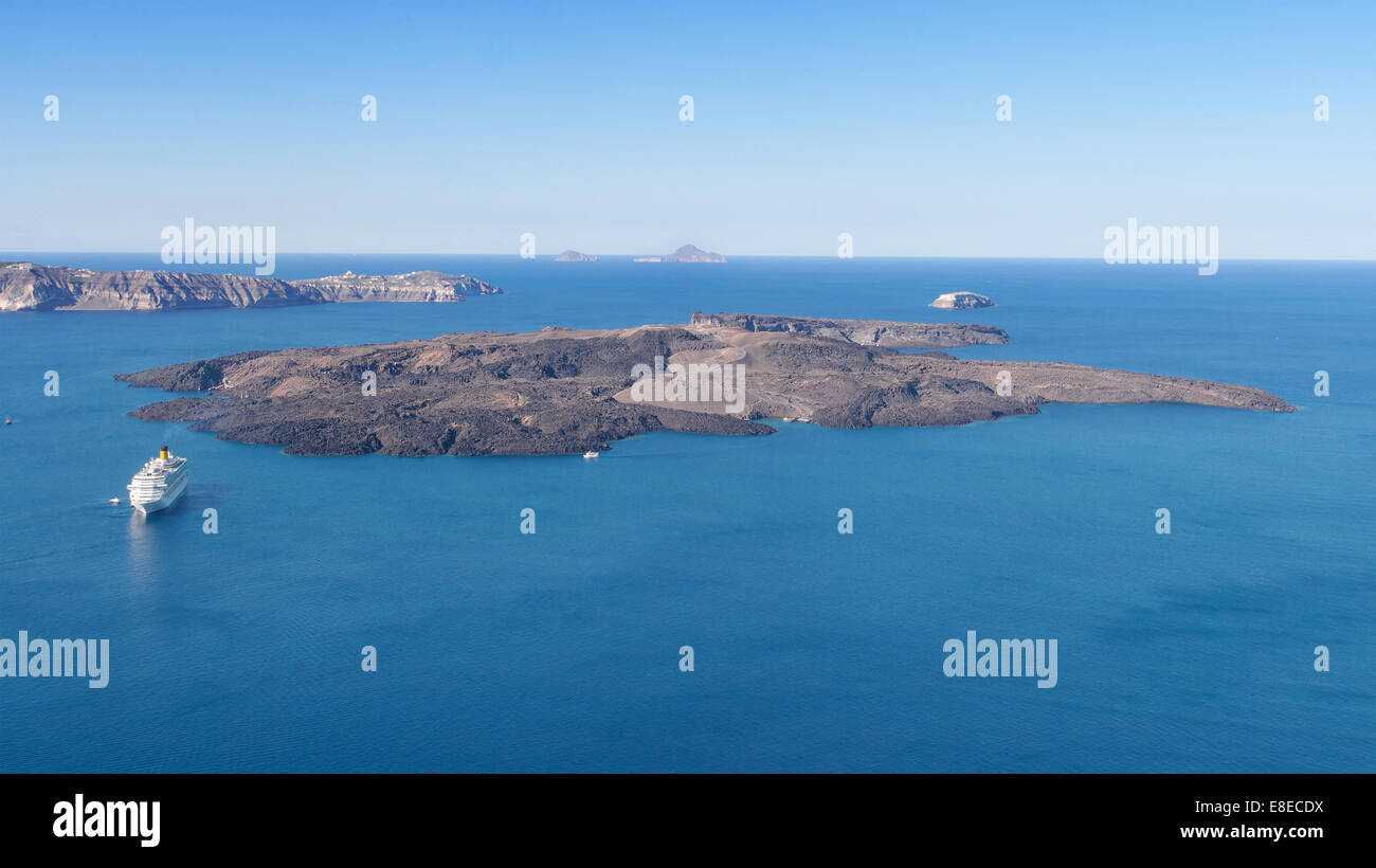Isola di Nea Kameni entro l'invaso della caldera di Santorini, Grecia. Foto Stock