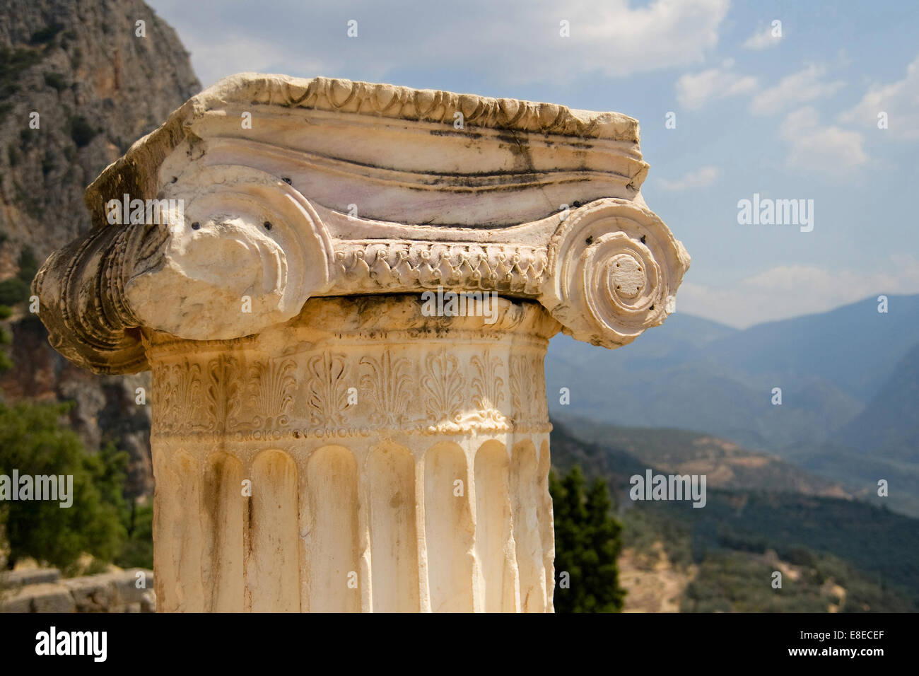 Dettaglio di un capitello ionico presso il sito archeologico di Delfi, Grecia. Foto Stock